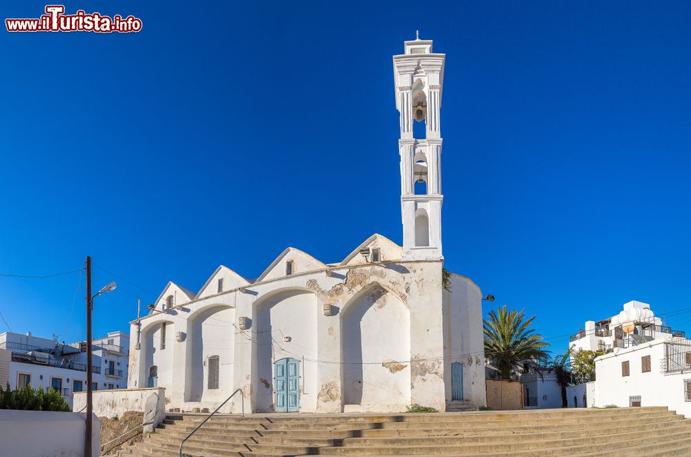 Immagine Una vecchia chiesa ortodossa nella cittadina di Kyrenia, Cipro, fotografata in una bella giornata di sole con il cielo azzurro.