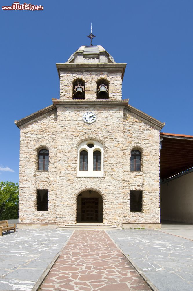 Immagine Una vecchia chiesetta in pietra nel villaggio di Zumaia, Paesi Baschi, Spagna.