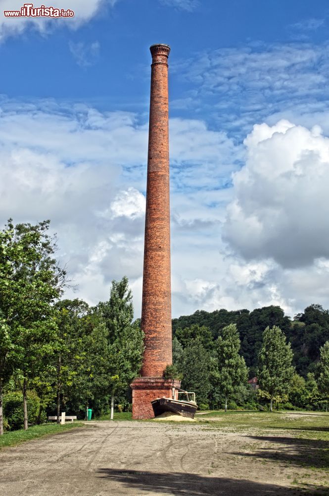 Immagine Una vecchia ciminiera nelle campagne di Saint-Lo in Normandia (Francia).