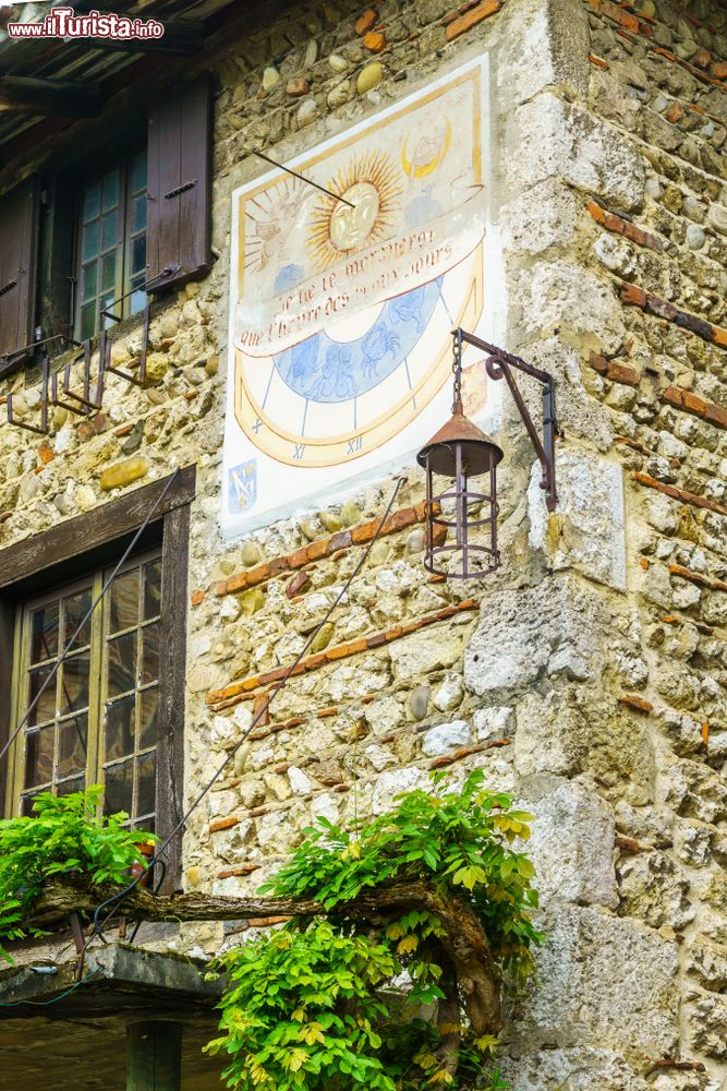 Immagine Una vecchia clessidra sulla facciata di un edificio a Perouges, Francia.