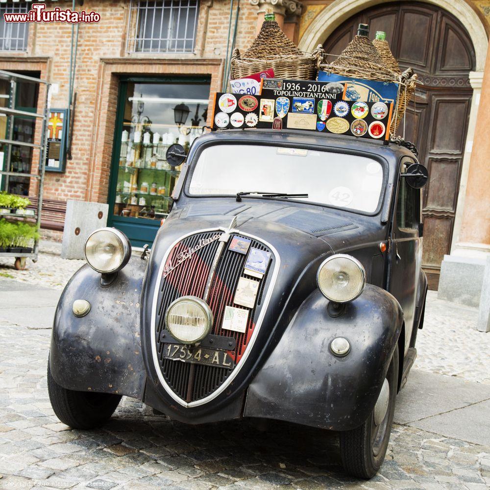 Immagine Una vecchia Fiat Topolino esposta alla Festa del VIno di Casale Monferrato in Piemonte - © Fabio Alcini / Shutterstock.com