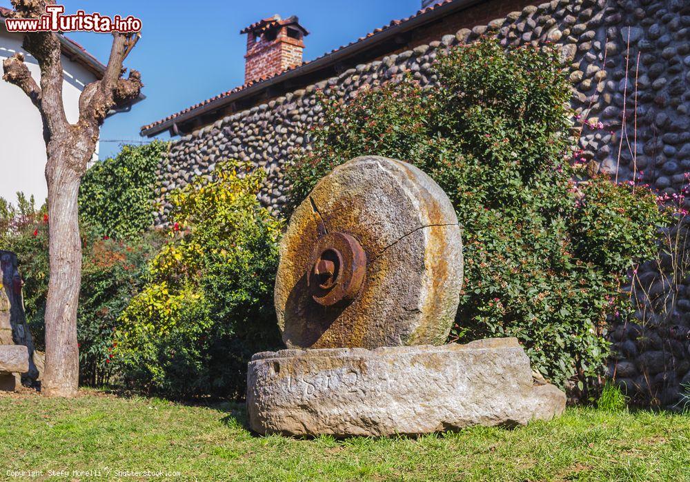 Immagine Una vecchia macina da mulino a Ricetto di Candelo, Biella, Piemonte - © Stefy Morelli / Shutterstock.com