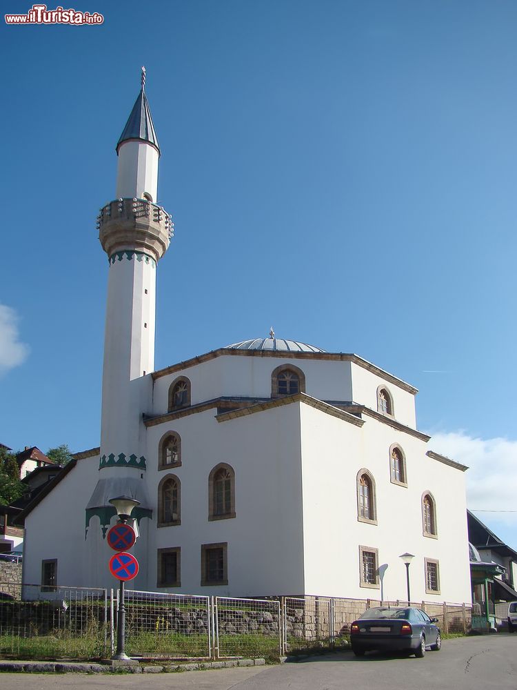 Immagine Una vecchia moschea bianca nella cittadina di Jajce, Bosnia e Erzegovina. 