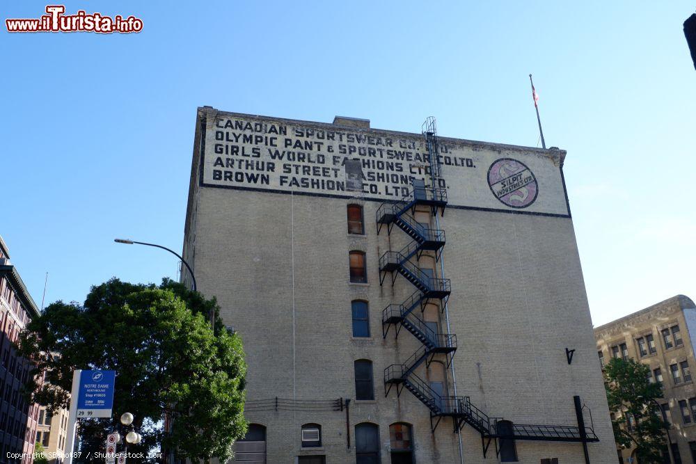 Immagine Una vecchia pubblicità sportiva canadaese sulla facciata di un edificio di Winnipeg, Manitoba - © SBshot87 / Shutterstock.com