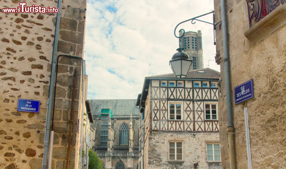 Immagine Una vecchia stradina di Limoges con case a graticcio (Francia).