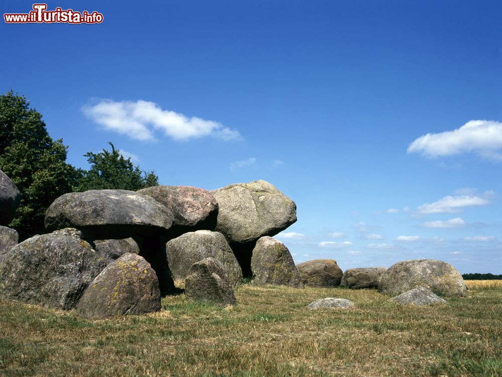 Immagine Una vecchia tomba di pietra nella provincia della Drenthe, Paesi Bassi. In olandese questo tipo di costruzione viene chiamata Hunebed.