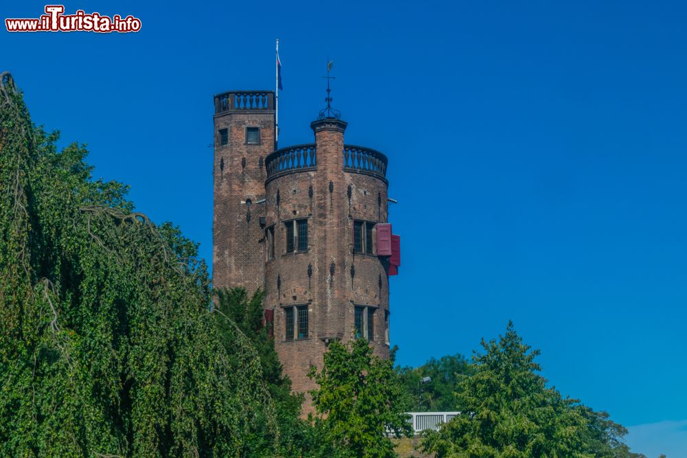 Immagine Una vecchia torre all'Hunnerpark di Nijmegen, Olanda.