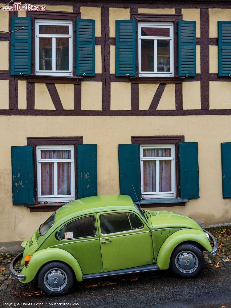 Immagine Una vecchia Volkswagen Beetle verde in una via di Bamberga, Germania. Sullo sfondo una casa a graticcio - © Shanti Hesse / Shutterstock.com