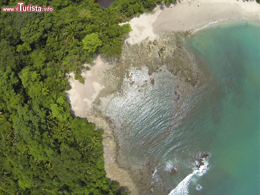 Immagine Una veduta aerea del Manuel Antonio National Park a Cocos Island, Costa Rica. Questa riserva naturale è patrimonio mondiale Unesco dal 1997.