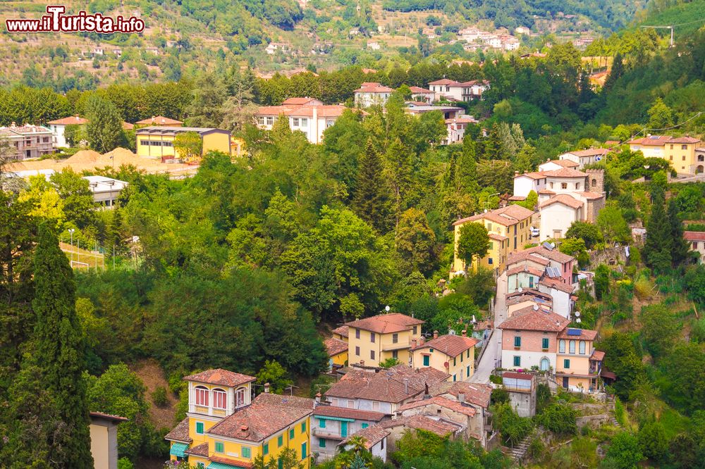 Immagine Una veduta dall'alto del borgo di Barga, Lucca, Toscana. Siamo in Garfagnana, l'area a nord della Toscana. 