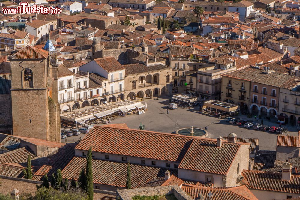 Immagine Una veduta dall'alto di Plaza Major a Trujillo, Spagna. Questo monumentale spazio urbano è dominato da una statua equestre di Pizarro realizzata in bronzo.