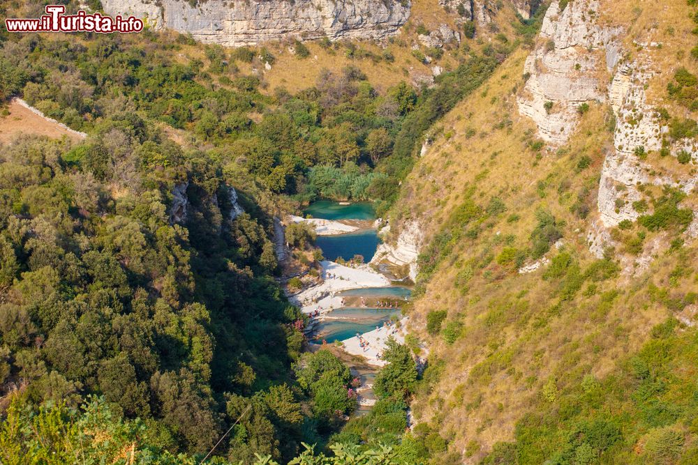 Immagine Una veduta dei laghetti di Cavagrande a Avola, Sicilia. Una delle bellezze naturali accolte nella riserva orientata nei pressi di Avola.