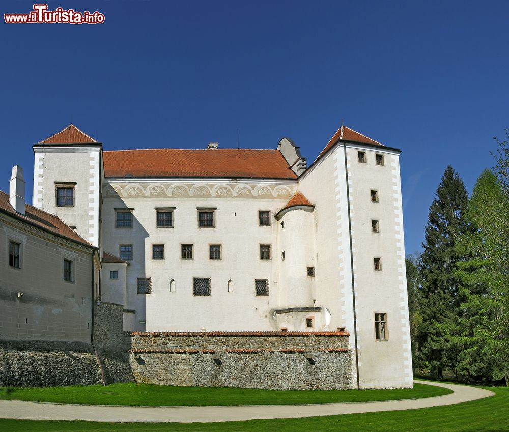 Immagine Una veduta del Castello di Telc, Repubblica Ceca. Questo complesso rinascimentale è una delle bellezze architettoniche del rinascimento moravo.