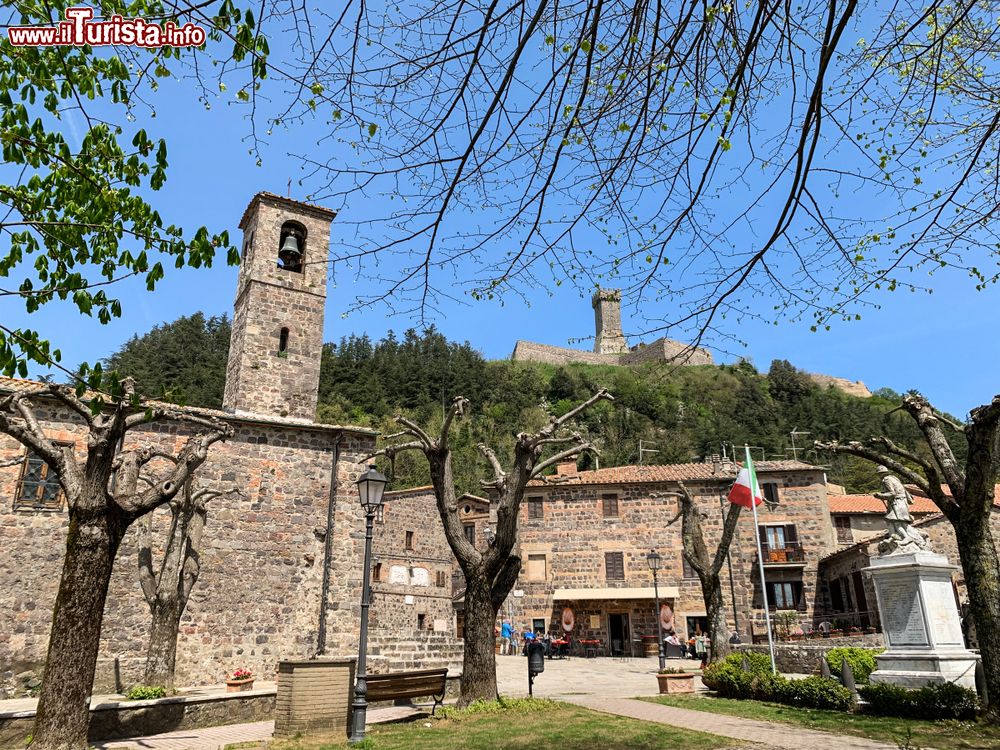 Immagine Una veduta del centro e della rocca di Radicofani in Toscana