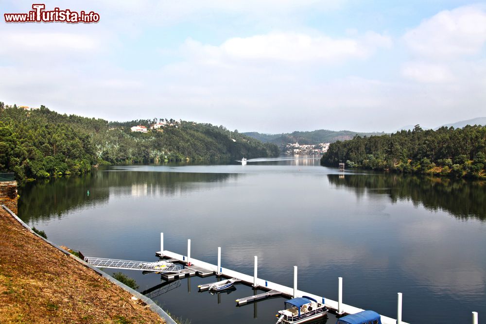 Immagine Una veduta del fiume Douro, Portogallo. Secondo fiume per lunghezza della penisola iberica, il Douro attraversa molte città portoghesi prima di sfociare vicino a Oporto.