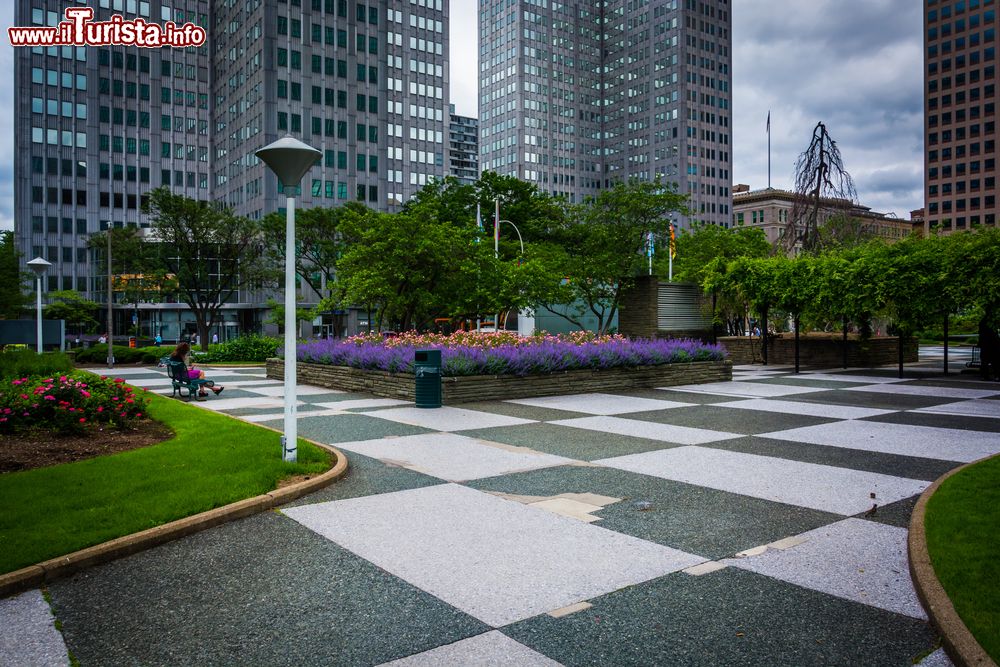 Immagine Una veduta del Gateway Center Park nella downtown di Pittsburgh, Pennsylvania (USA), in una giornata nuvolosa.