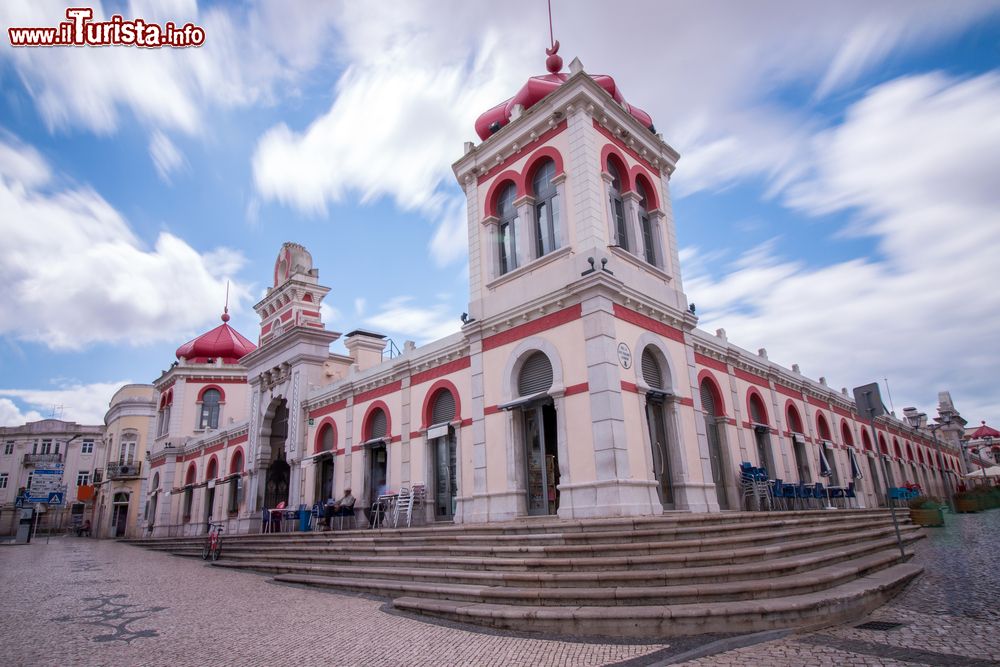 Immagine Una veduta del pittoresco edificio che ospita il mercato della città di Loulé, Portogallo.
