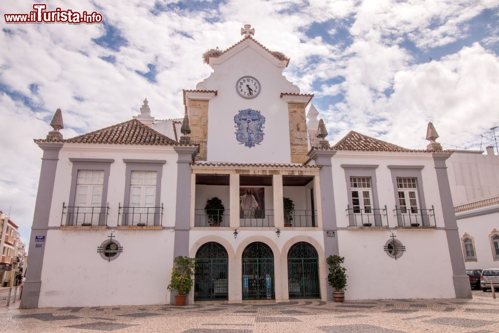 Immagine Una veduta del principale edificio di culto di Olhao, Portogallo. La facciata bianca è impreziosita da alcuni dipinti fra cui quello che raffigura Gesù.