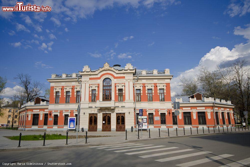 Immagine Una veduta del teatro AS Pushkin a Pskov, Russia. E' il più antico teatro della città: il nome venne dato in onore del famoso poeta russo. Iniziato a costruire nel 1899, venne completato nel 1906 - © Maria Sidelnikova / Shutterstock.com