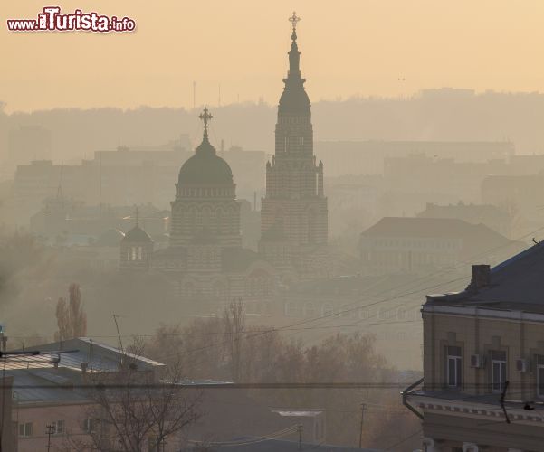 Immagine Una veduta della città di Kharkiv all'alba, Ucraina. - © Yaroslav Kazakov / Shutterstock.com