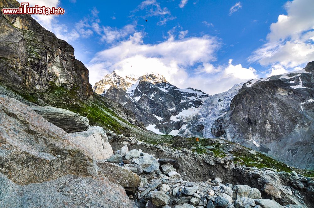 Immagine Una veduta delle Alpi svizzere nel distretto di Evolene. Qui l'ambiente alpino si mostra in tutta la sua magnificenza con rilievi imponenti.