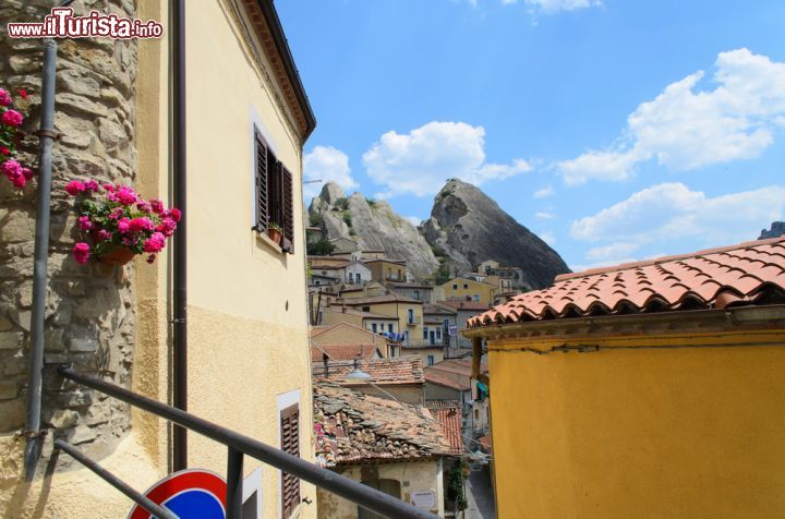 Immagine Una veduta delle Dolomiti lucane dal borgo di Castelmezzano, Basilicata - © M.Rinelli / Shutterstock.com