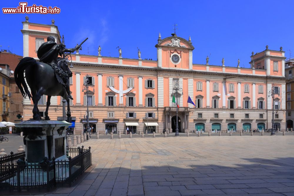 Immagine Una veduta di Piazza Cavalli in centro a Piacenza