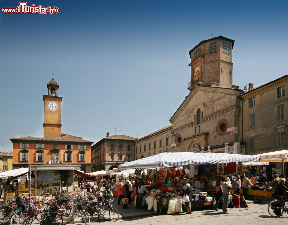 Immagine Una veduta di piazza Prampolini con la cattedrale, Reggio Emilia, Emilia Romagna.