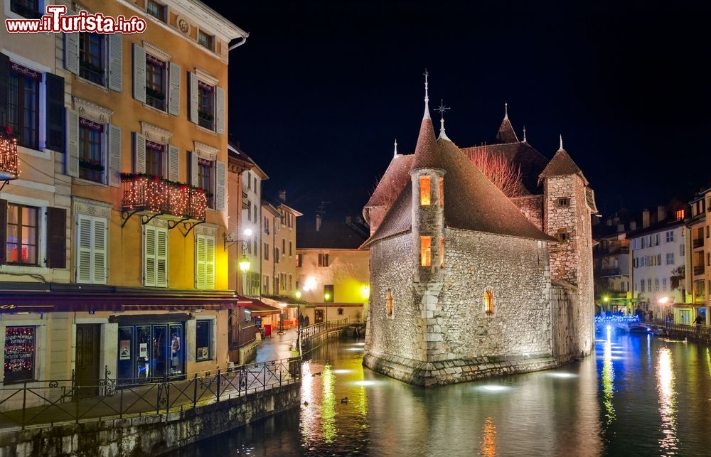 Immagine Una veduta notturna del Palais de l'Ile di Annecy, Francia. E' il monumento più fotografato della città: sorge su un'isola triangolare fra due forchette del fiume. E' stato utilizzato come zecca, palazzo di giustizia e prigione.