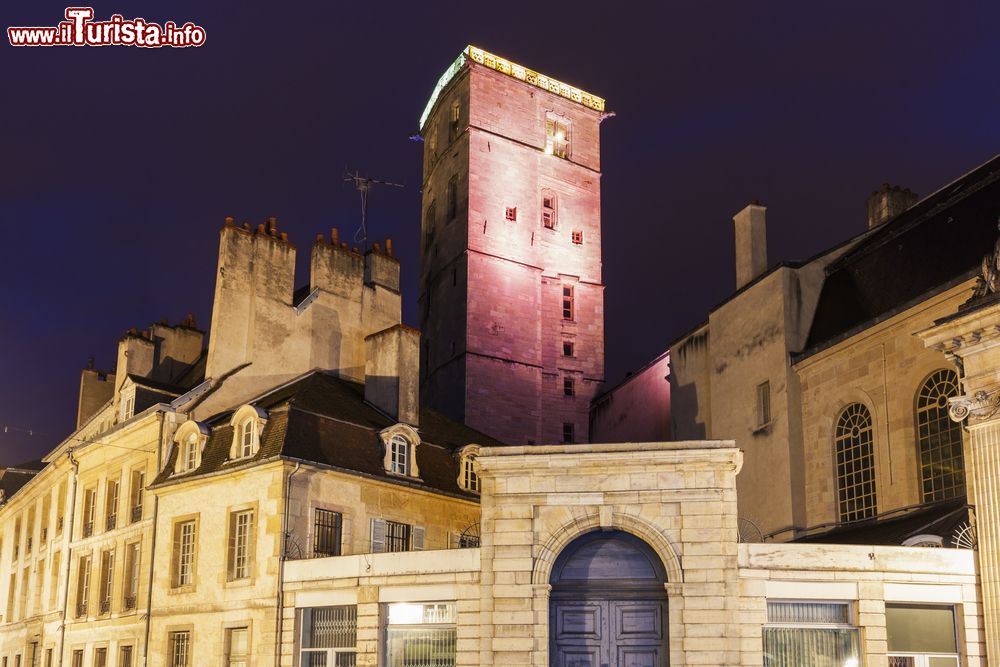 Immagine Una veduta notturna del Palazzo Municipale di Digione, Francia. E' stato Filippo il Buono il grande costruttore di questo palazzo: fu proprio lui nel 1433 a far erigere la grande cucina di 12 metri per lato con doppi camini su tre pareti.