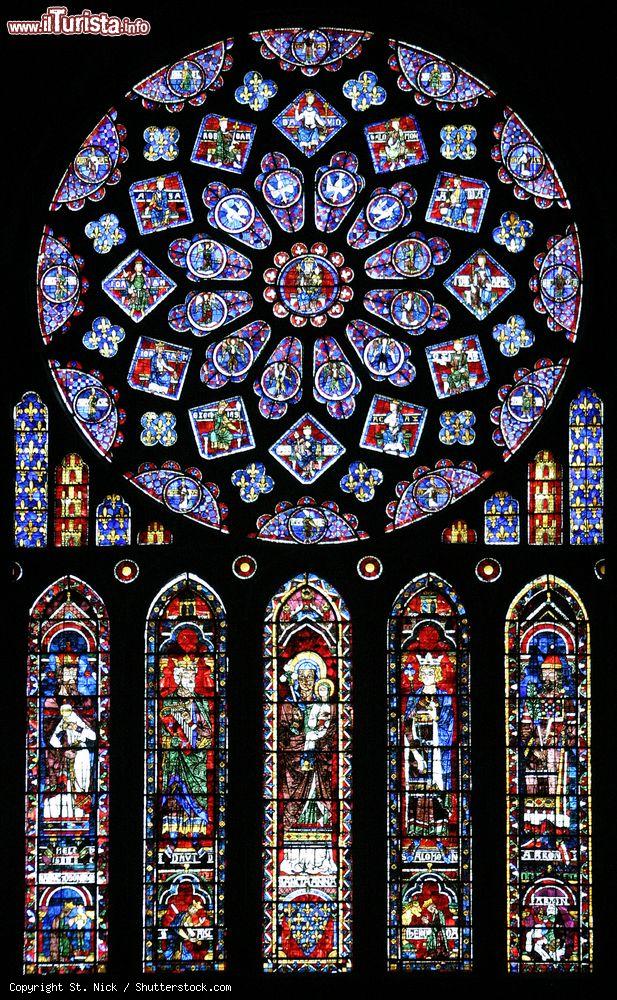 Immagine Una vetrata istoriata con rosone nella cattedrale di Chartres, Francia - © St. Nick / Shutterstock.com