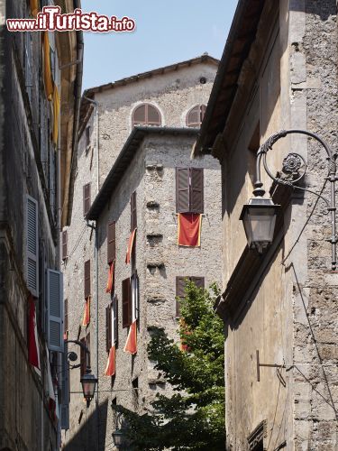 Immagine Una via del borgo storico di Anagni nel Lazio - © Angelo Giampiccolo / Shutterstock.com