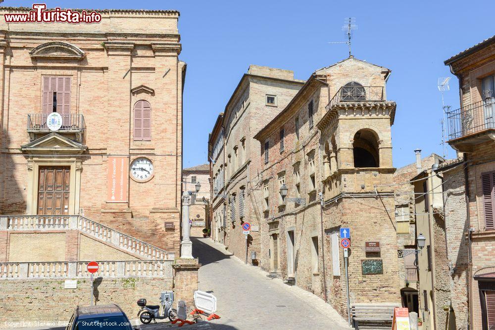 Immagine Una via del borgo di Ripatransone nelle Marche, Italia. Costruite e rinforzate più volte, le mura cittadine rappresentano una delle cerchie difensive più ricche e articolate di tutta la regione - © Stefano Ember / Shutterstock.com