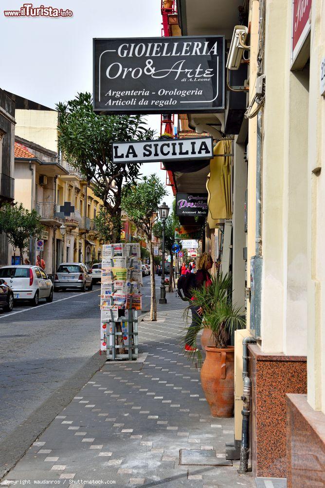 Immagine Una via del borgo di Zafferana Etnea in Sicilia - © maudanros / Shutterstock.com