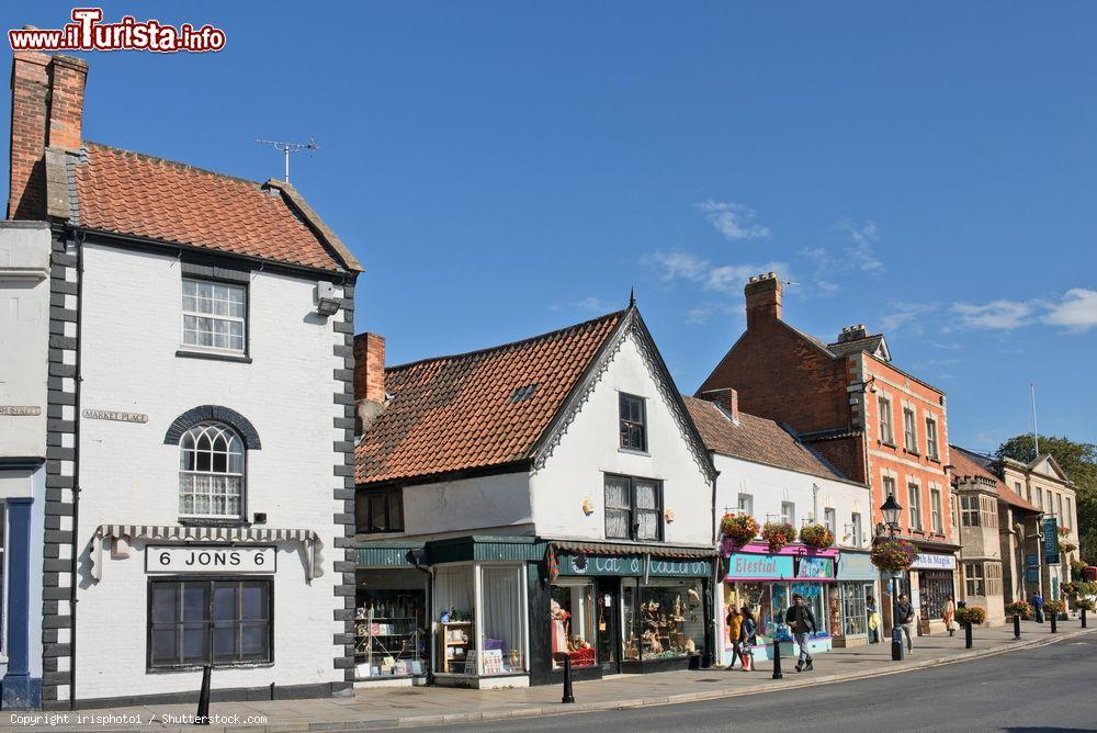 Immagine Una via del centro di Glastonbury, Inghilterra - © irisphoto1 / Shutterstock.com