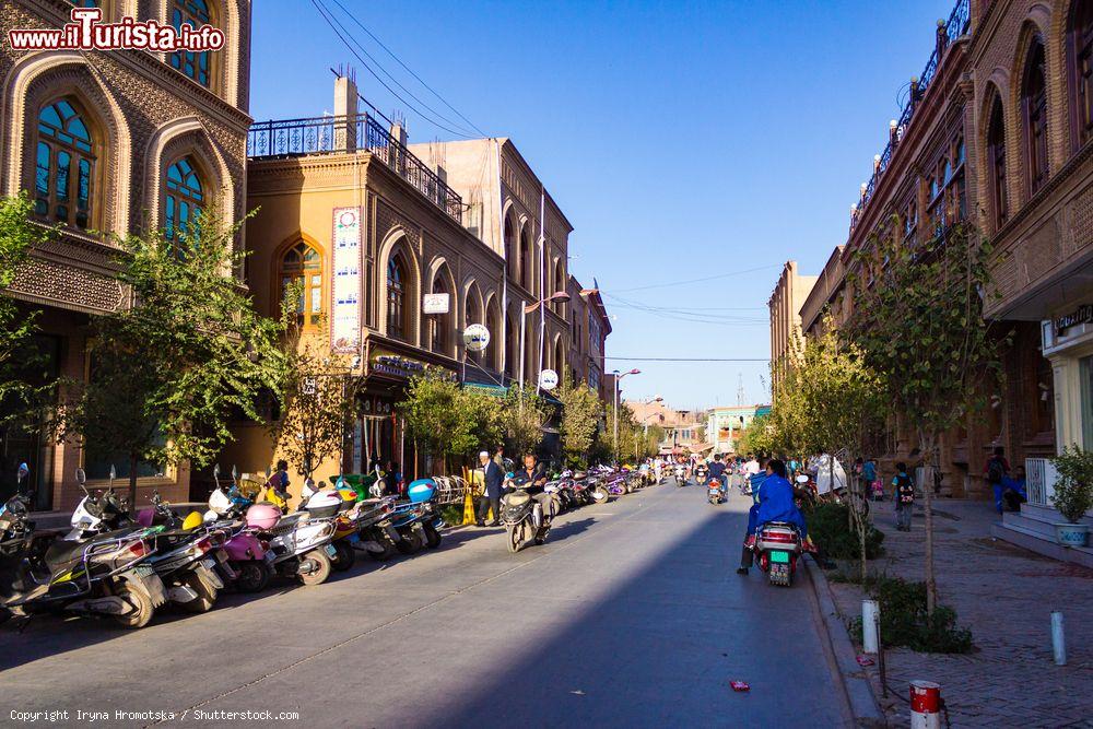 Immagine Una via del centro di Kashgar in Cina. - © Iryna Hromotska / Shutterstock.com