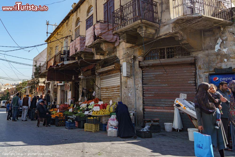 Immagine Una via del centro di Sidone, Libano, con bancarelle di frutta e verdura - © Catay / Shutterstock.com