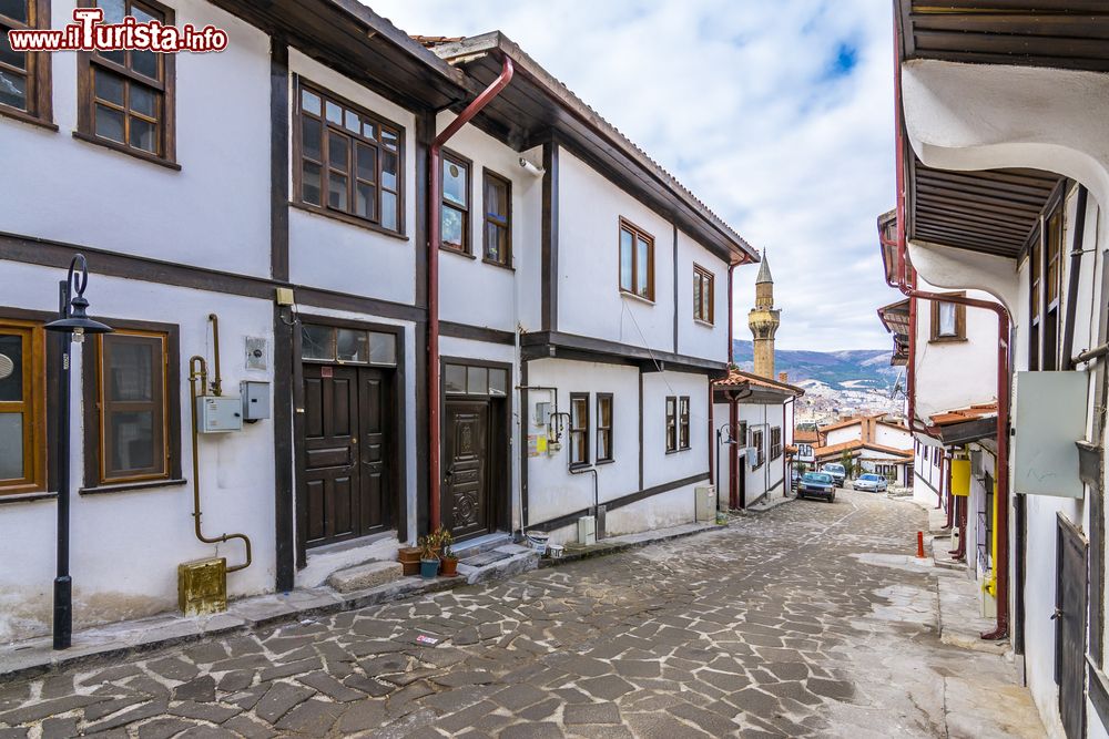 Immagine Una via del centro storico di Amasya, Turchia. Grazie alla sua lunga tradizione, Amasya viene considerata una delle più antiche città del paese.