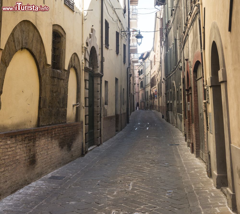 Immagine Una via del centro storico di Camerino nelle Marche