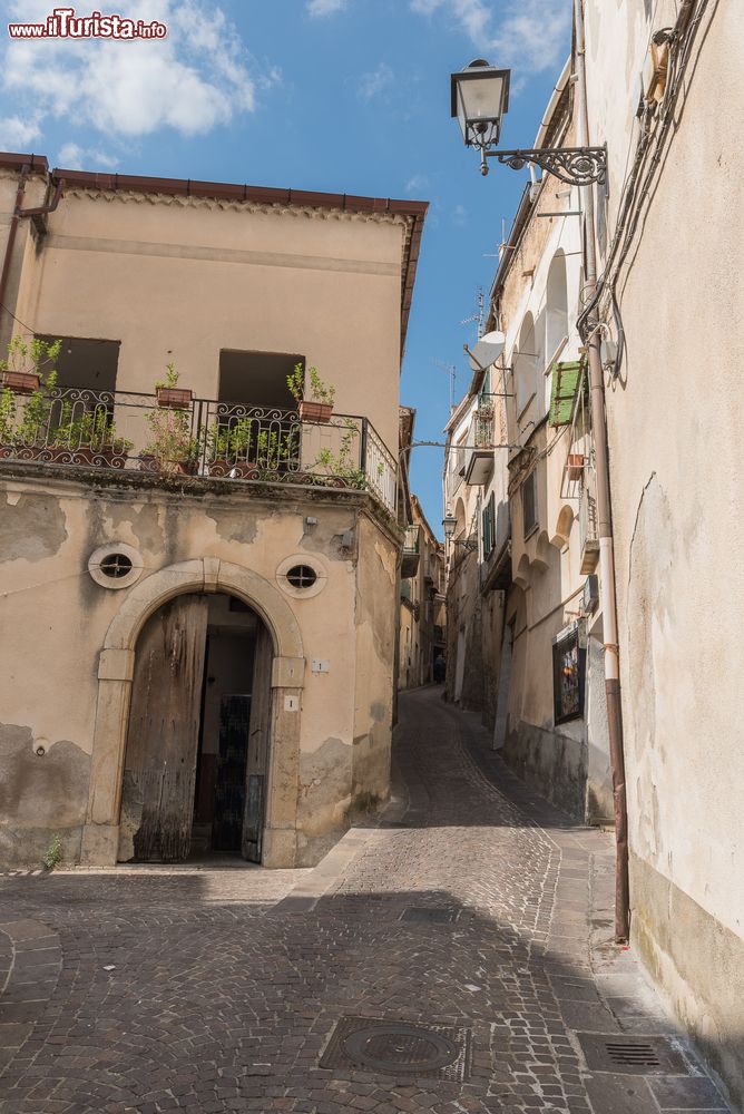 Immagine Una via del centro storico di Castelcivita in Campania