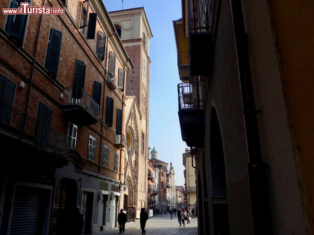 Immagine Una via del centro storico di Chivasso in Piemonte