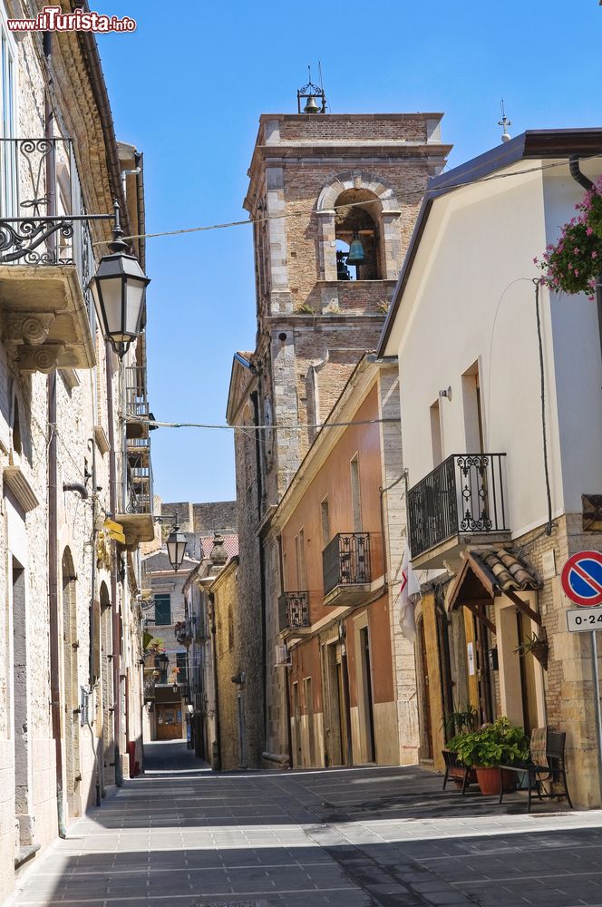 Immagine Una via del centro storico di Deliceto, in provincia di Foggia (Puglia).