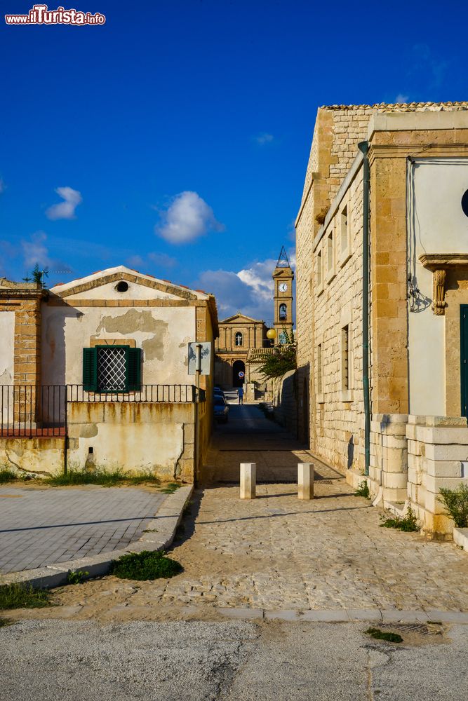 Immagine Una via del centro storico di Donnalucata in Sicilia