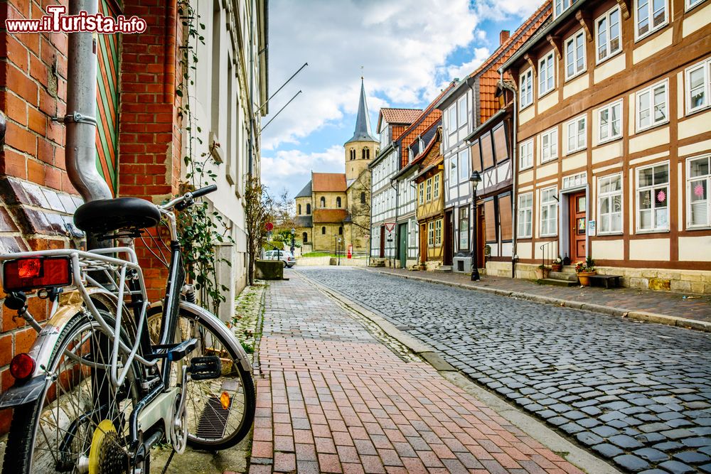 Immagine Una via del centro storico di Goslar fotografata dopo la pioggia, Sassonia (Germania).
