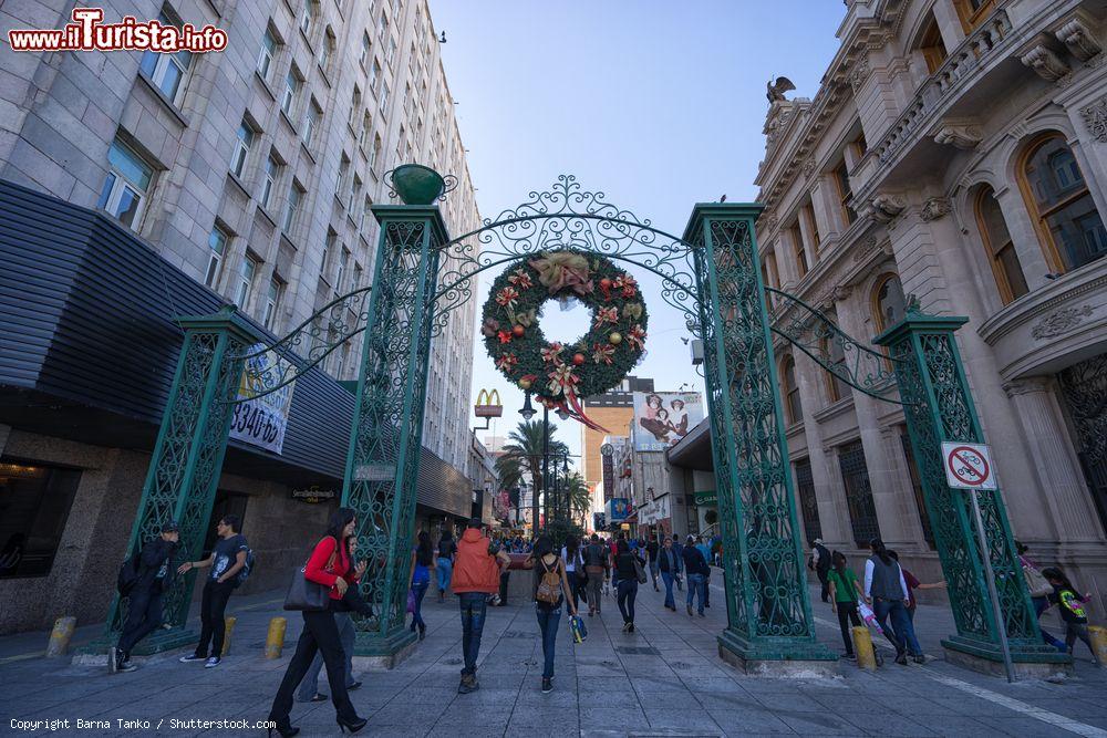 Immagine Una via del centro storico di Monterrey, Messico: qui si affacciano negozi e attività commerciali - © Barna Tanko / Shutterstock.com