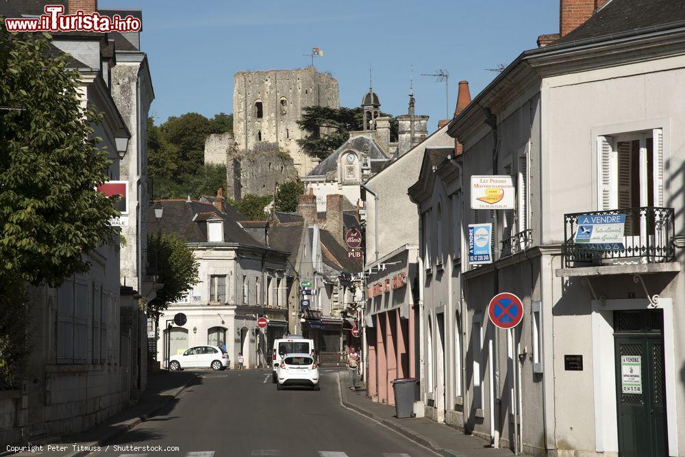 Immagine Una via del centro storico di Montrichard con il castello che domina la cittadina (Francia) - © Peter Titmuss / Shutterstock.com