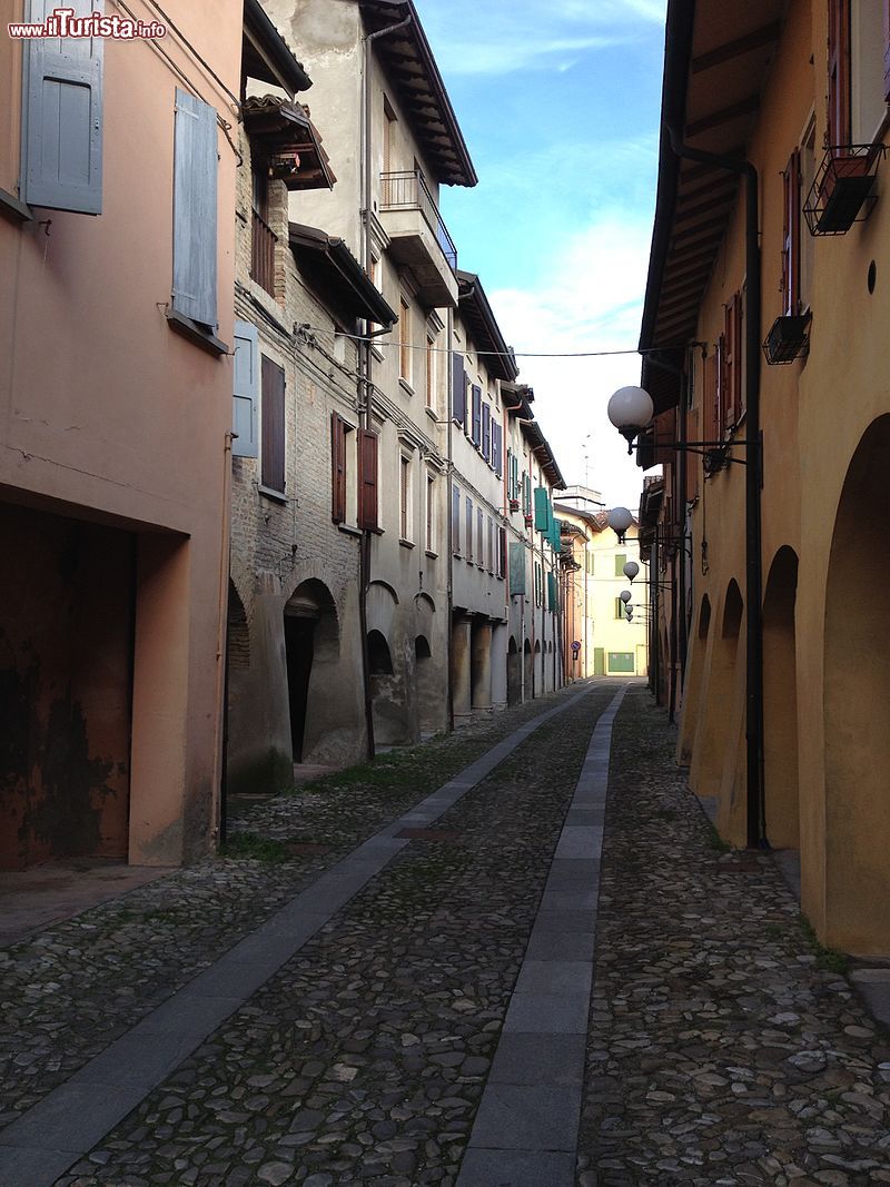 Immagine Una via del centro storico di San Martino del Rio - © Bucaramango - CC BY-SA 3.0, Wikipedia