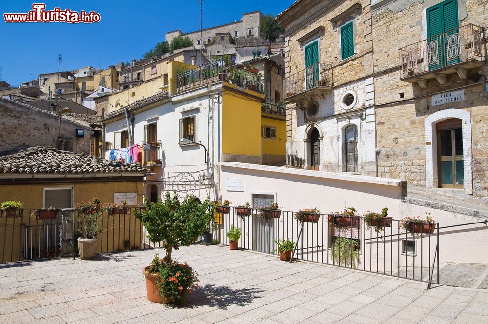 Immagine Una via del centro storico di Sant'Agata di Puglia, Italia. Un grazioso scorcio fotografico di questa cittadina il cui cuore medievale si è sviluppato attorno al castello e a piazza Chiancato.