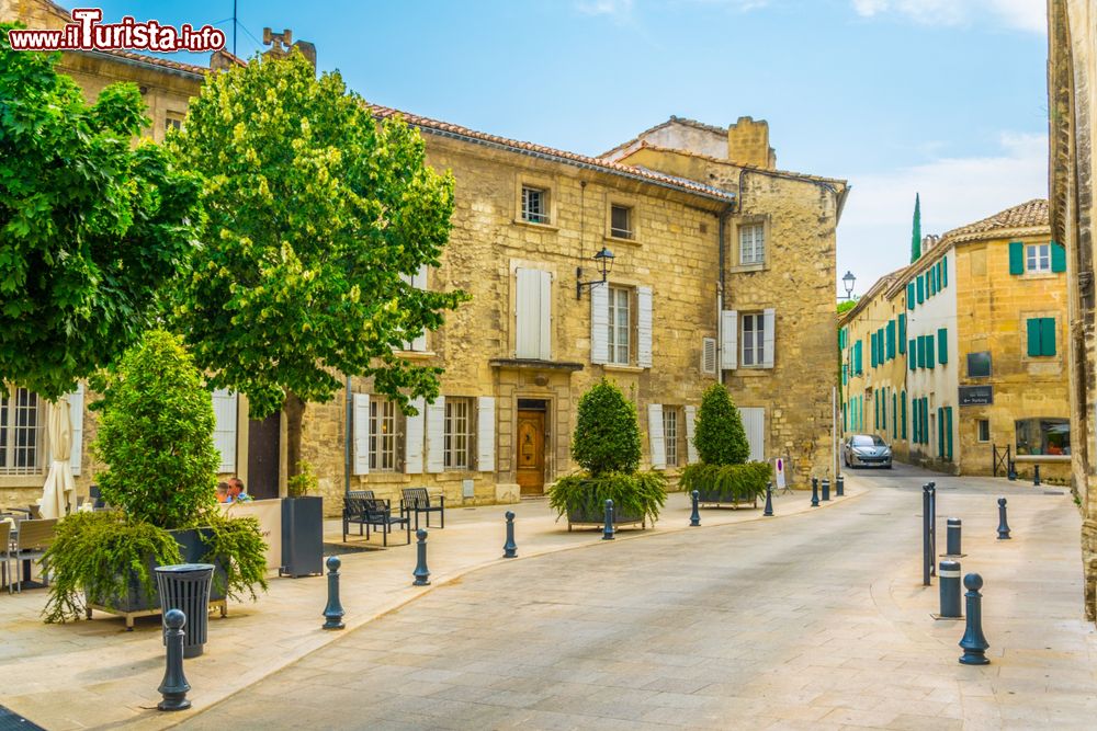 Immagine Una via del centro storico di Villeneuve-les-Avignon, Francia.