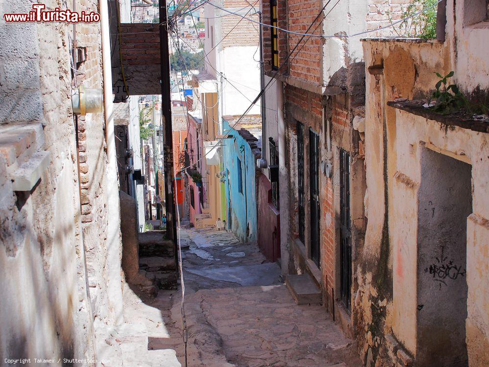 Immagine Una via della città di Guanajuato, Messico. Patrimonio Unesco, il centro cittadino con i suoi palazzi del XVI° secolo e le sue strade è conservato grazie anche alla popolazione che qui vive ogni giorno - © Takamex / Shutterstock.com